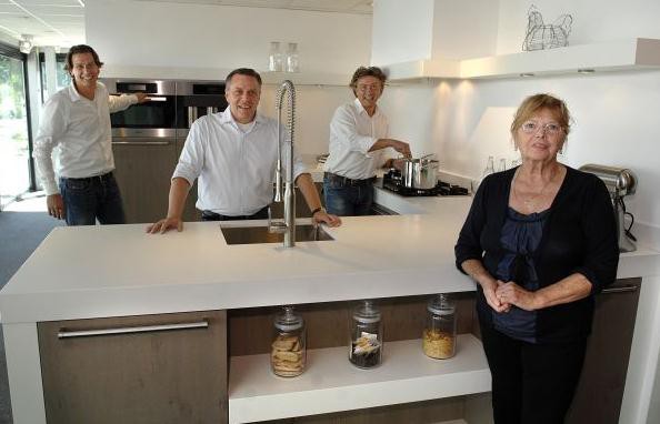 ' Moeder houdt ons in het gareel ' ' Moeder houdt ons in het gareel '